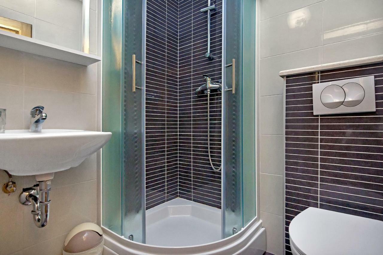 Apartmani Nikola Zastražišće 外观 照片