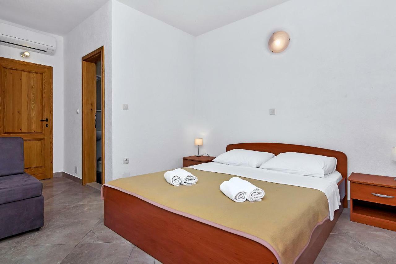 Apartmani Nikola Zastražišće 外观 照片